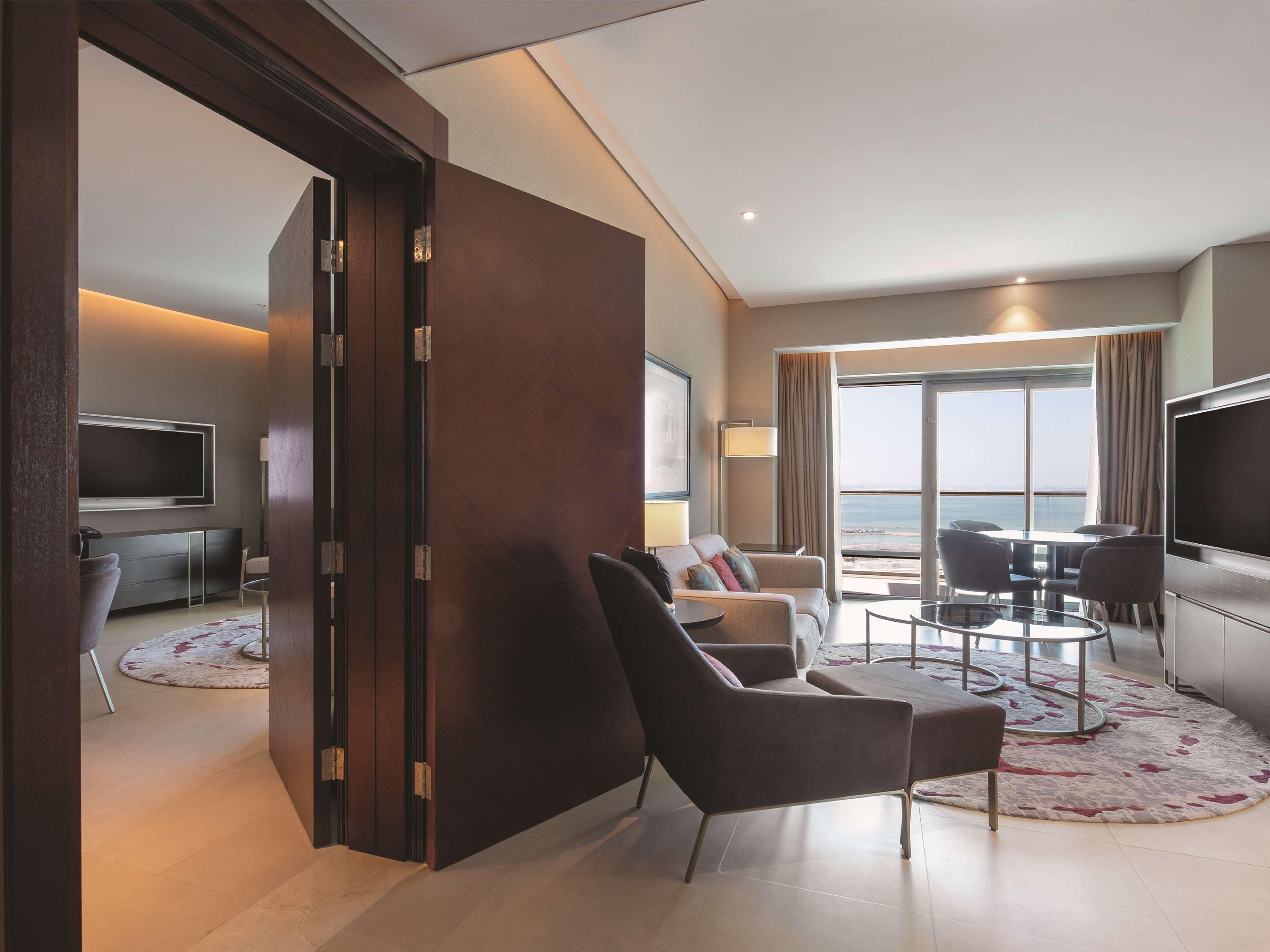 Hilton Doha The Pearl Hotel Bagian luar foto A suite at the hotel